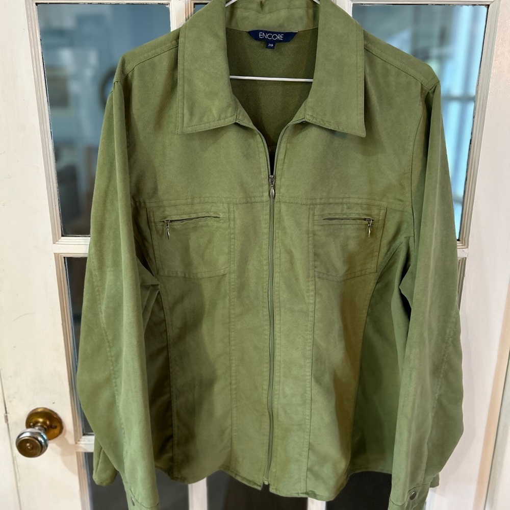 Z 10.   Women’s Encore Olive Lightweight Jacket